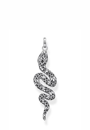 Ciondolo d'argento a forma di serpente con squame dettagliate e pietre nere, avvolto a forma di S con un anello in alto per fissarlo.