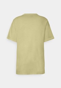 Levi's® RELAXED FIT - T-shirt estampada - greens