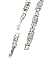 Srebrna bransoletka z połączonymi ogniwami, z niektórymi ozdobionymi przezroczystymi kamieniami. Gładka tekstura z polerowanym wykończeniem i bezpiecznym mechanizmem zapięcia.