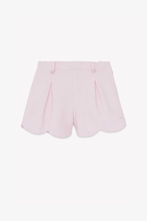 Hellrosa Shorts mit Falten, wellenförmigem Saum, zwei vorderen Knöpfen mit Blumenakzenten und strukturierter Stoffstruktur. Keine sichtbaren Taschen.
