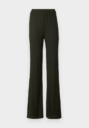 Pantaloni largi, texturat, de culoare verde închis, cu talie elastică. Material moale, formă evazată. Fără închideri vizibile sau buzunare.