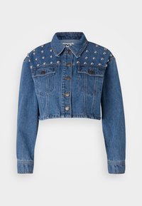 Lyhyt farkkutakki, jossa on sininen kangas, hopeiset niitit olkapäillä, kuusi nappia edessä ja kaksi rintataskua.