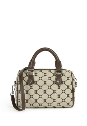 Sac à main en tissu beige avec motif géométrique marron, poignées en cuir marron, bandoulière amovible et garnitures en métal argenté.