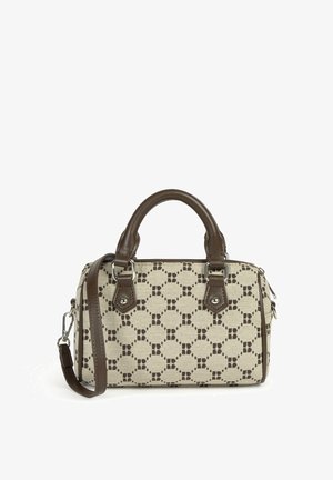 Bolso de tela beige con patrón geométrico marrón, asas de cuero marrón, correa de hombro desmontable y herrajes en tono plateado.