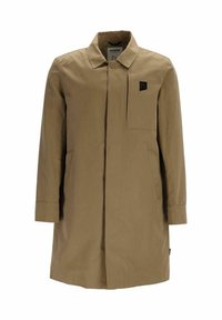 Trench-coat beige avec col, fermeture à boutons sur le devant, poches latérales, et poche plaquée sur la poitrine. Texture lisse et design minimaliste.
