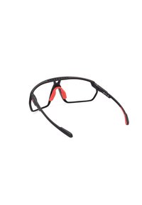 Czarne i czerwone okulary sportowe z lekką ramą, kanciastym kształtem, gumowymi noskami i cienkimi ramionami z teksturowanymi czerwonymi akcentami.