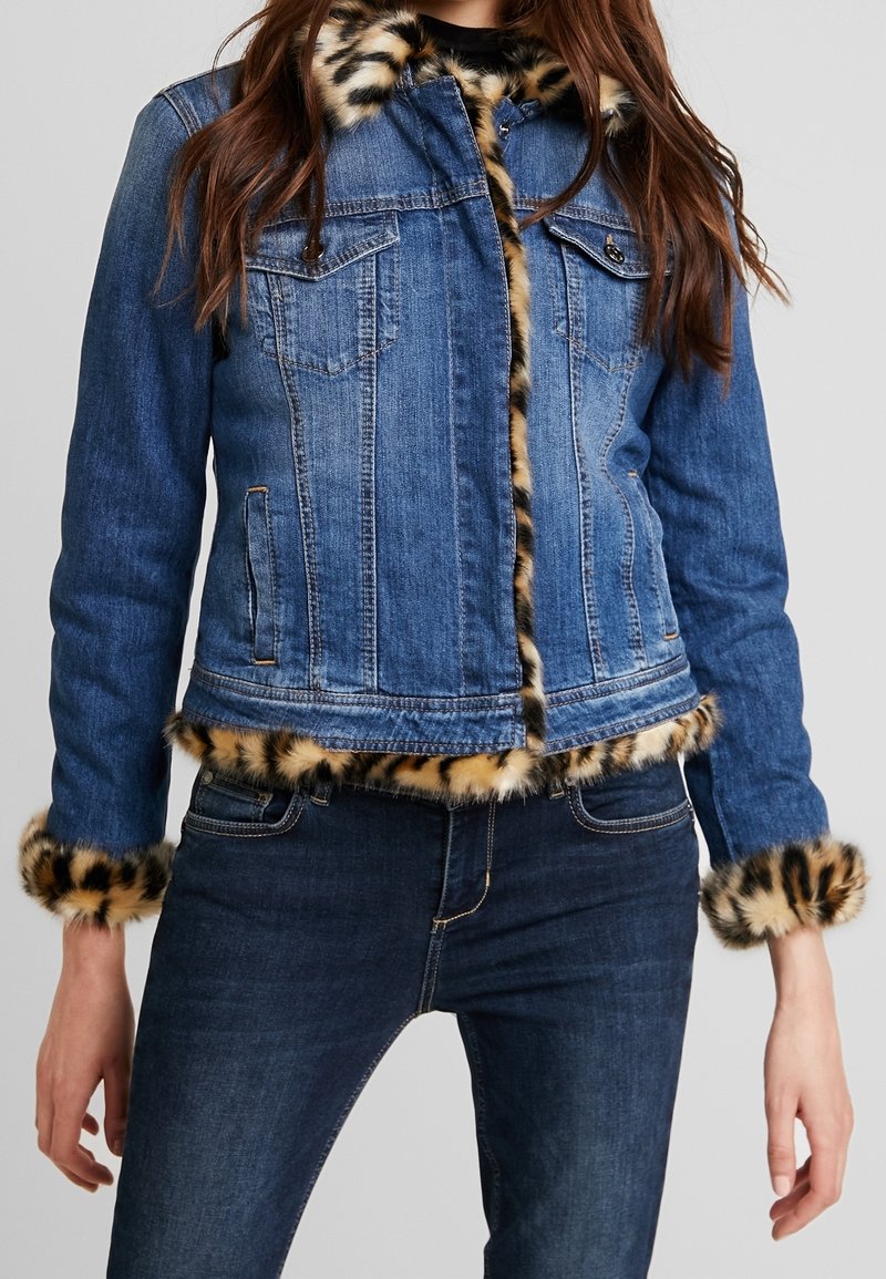 Jeansjakke med en karakteristisk leopardprint faux fur-krave og manchetter. Designet inkluderer to brystlommer og en tætsiddende silhuet.