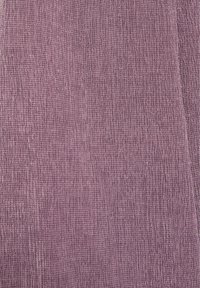 Close-up van een gestructureerde mauve stof met een subtiel rasterachtig patroon en zichtbare weefdetails.