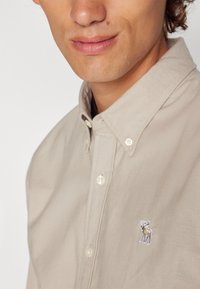 Abercrombie & Fitch ELEVATED ICON OXFORD SHIRT - Button down-skjorte - TAN SOLID