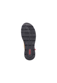 Semelle de chaussure en caoutchouc noir avec un motif de semelle comportant plusieurs rainures rectangulaires et ovales, ainsi qu'un petit logo rouge. Accents jaunes visibles.
