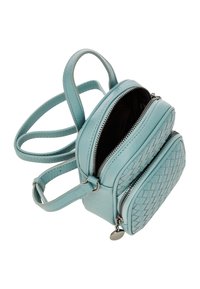 Una piccola borsa a tracolla in pelle verde menta, strutturata, con due scomparti con zip e una texture intrecciata su un lato. Spallacci regolabili.