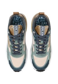 Zapatillas de diversos materiales en beige, verde y azul marino. Forma redondeada con cordones planos, collar acolchado y logo en la lengüeta y en la plantilla.