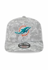 Graue Camouflage-Mütze mit verstellbarem Riemen, präsentiert ein türkisfarbenes Delfinlogo, das über einem Sonnendesign zentriert ist, und hat einen flachen Schirm.
