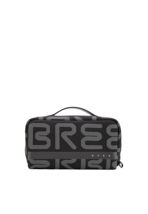 Rektangulær sort toilettaske med gråt stiliseret "BREE" tekstmønster, top-håndtag og lynlås med sort trækflig.