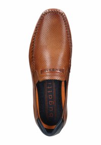 Braune Leder-Slipper mit Lochdesign, genähten Akzenten und einem marineblauen Futter. Branding auf der oberen Fläche sichtbar.