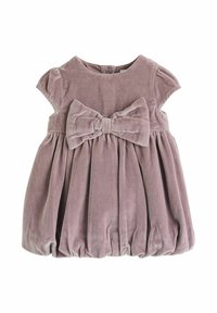 Kinderkleid aus weichem mauvefarbenem Samt, mit kurzen Puffärmeln, gerafftem Rock und einer großen Schleife an der Taille. Strukturierte Gewebedetails sichtbar.
