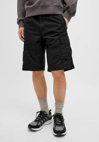 Shorts cargo noirs en tissu léger, avec de multiples poches latérales, une coupe décontractée et un ourlet juste au-dessus du genou.