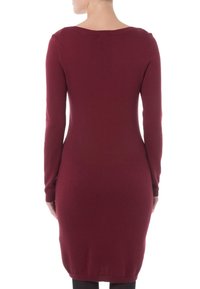 Vestito a maglia a maniche lunghe in bordeaux con una forma aderente, schiena a scollo tondo e polsini a costine; texture liscia e lunghezza fino al ginocchio.