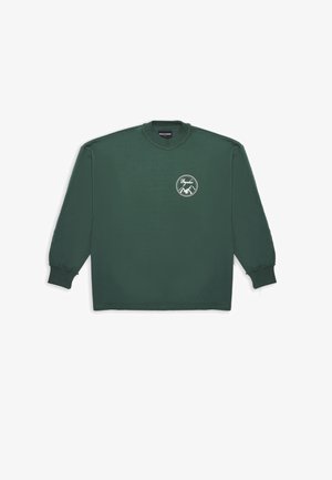 Sweatshirt à manches longues vert foncé avec col rond et un petit logo de montagne blanc ainsi que le texte "Pegador" sur la poitrine gauche.