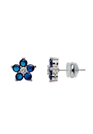 Boucles d'oreilles clous en argent en forme de fleurs avec cinq pierres précieuses bleues et une pierre précieuse transparente au centre, vues de face et de côté.