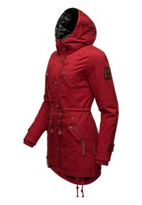 Röd parka jacka med huva, frampocket, dragkedjedetaljer, insnörd midja med snöre, och ribbade muddar. Fodrad inredning synlig.