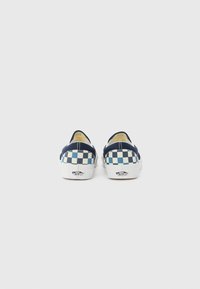 Zapatillas de lona de cuadros azul y blanco con suela de goma, que presentan una parte trasera blanca y un logo en el talón.