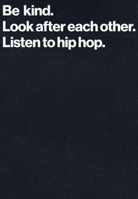 Černé textilní pozadí s tučným bílým textem: "Buďte laskaví. Pečujte o sebe navzájem. Naslouchejte hip-hopu." Text je centrovaný. Jednoduchý design.