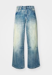 Ljust blå denimbyxor med vida ben och en blekt gradient, med framfickor och knappgylf, avslutad med synliga sömdetaljer.