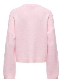 Jasnoróżowy krótki sweter wykonany z miękkiej tkaniny. Posiada opuszczone ramiona, długie rękawy oraz prosty prążkowany dół. Brak widocznych zapięć.