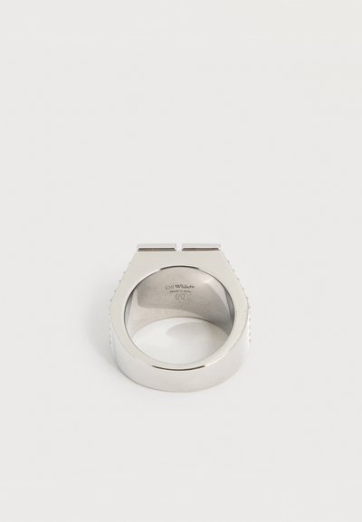 Ασημένιο δαχτυλίδι τετράγωνου σχήματος με στρογγυλεμένες άκρες, δύο οριζόντιες λωρίδες στην κορυφή και εγχάρακτη επιγραφή «Off-White Made in Italy 60» στο εσωτερικό.