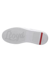 Sole di sneaker bianche con battistrada testurizzato. Presenta "Lloyd" impresso al centro, un accento rosso sul tallone e modelli di trazione a contrasto.