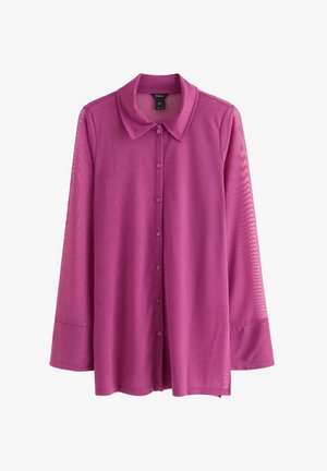 Camicia a maniche lunghe in magenta, con colletto classico e chiusura frontale con bottoni. Realizzata in tessuto liscio e leggero con una texture leggermente trasparente.