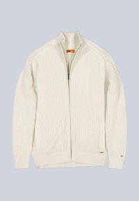 Cremfarbener, gerippter Strick-Zipfel-Pullover mit hohem Kragen und langen Ärmeln, flach auf einem hellgrauen Hintergrund ausgelegt.