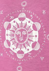 Rosa Stoff mit einem kreisförmigen weißen Sonnenmotiv mit Gesichtsdetails, umgeben von astrologischen Symbolen und himmlischen Motiven.