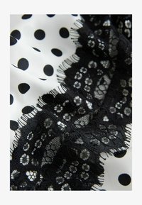 Seleccionado, monochrome polka dot