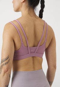 Nike Performance ZENVY STRAPPY - Sports-BH-er med lett støtte - plum dust