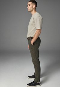 Next Chino - khaki green
