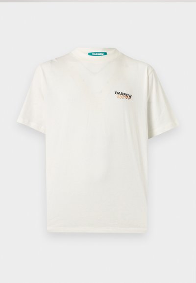 Άσπρο T-shirt με κοντά μανίκια και μικρό λογότυπο στο στήθος που γράφει "BARROW" με μαύρα και πορτοκαλί γράμματα.