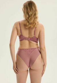 Fioletowy komplet bielizny z koronkowym biustonoszem z regulowanymi ramiączkami oraz pasującymi, wysokimi figami z teksturowanym panelem.