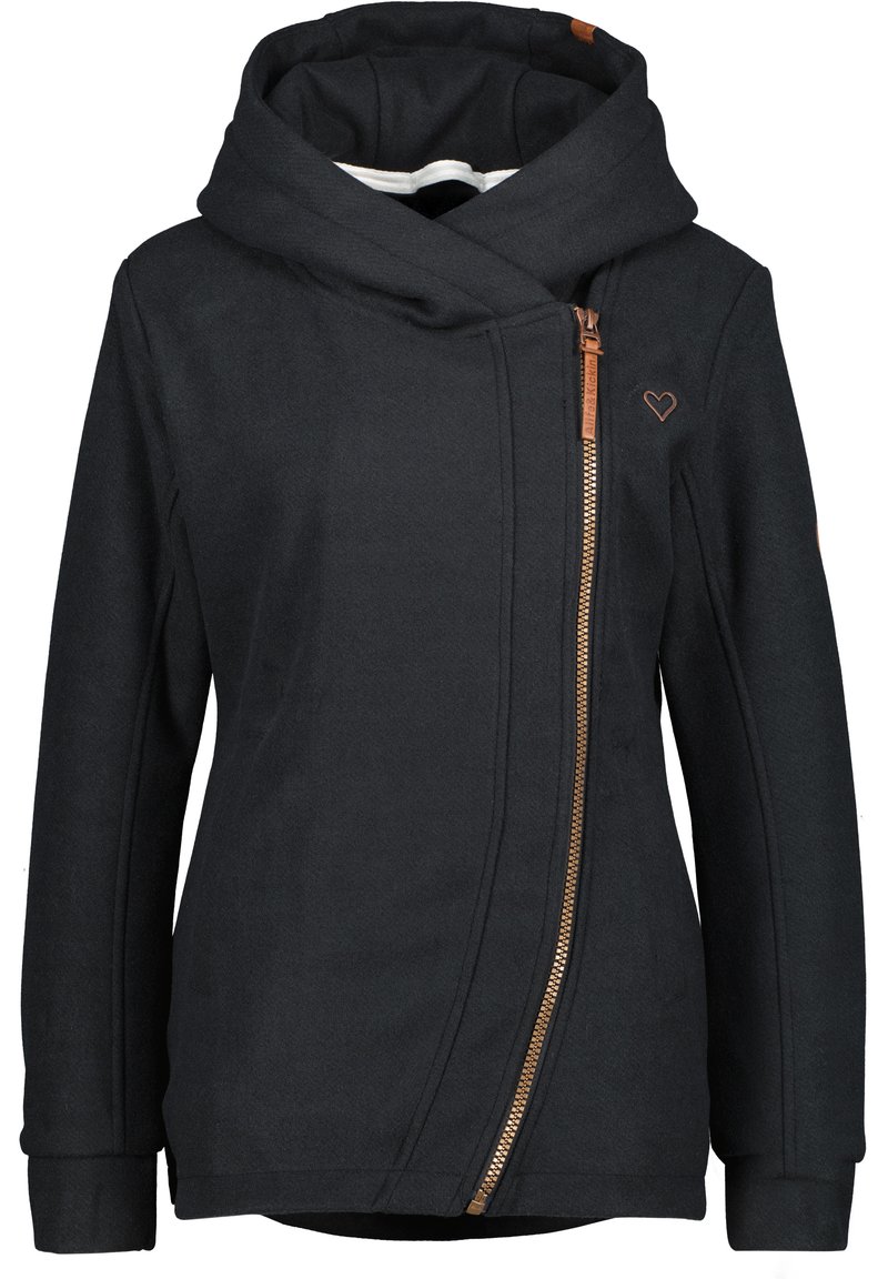 Czarna kurtka z kapturem, z ukośnym złotym zamkiem, o miękkiej fakturze, zwężonym kroju i małym emblemacie serca na klatce piersiowej.