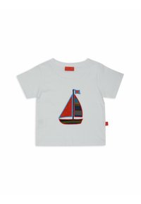 T-shirt bianca a maniche corte con design di una barca a vela ricamata in rosso, blu e giallo, arricchita da pois e righe.