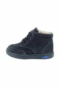 Stivali alla caviglia in suede blu scuro con dettagli perforati, punta tonda e accenti blu a contrasto sulla suola. Lacci per una vestibilità sicura.