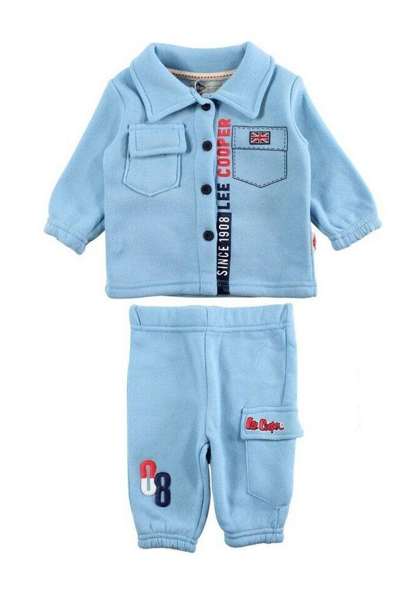 Ensemble deux pièces bleu clair en tissu doux. La chemise comporte un col, des boutons et des patchs décoratifs ; le pantalon dispose de poches latérales et d'accents.