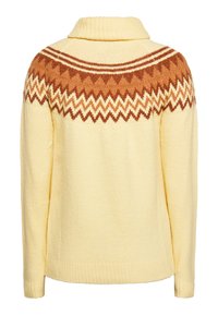 Pulover de culoare crem, cu guler înalt, având un model zigzag maroniu și portocaliu pe umeri, realizat dintr-un material tricotat texturat.