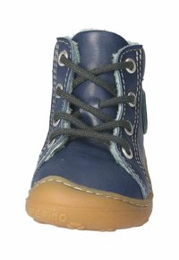 Botas de cuero de color azul marino con cordones grises, acentos en azul claro y una suela de goma. Presenta un acabado con costuras y un diseño de puntera redondeada.