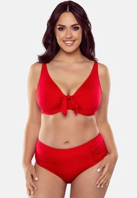 Czerwony zestaw bikini składający się z wiązanego topu bandeau z szerokimi ramiączkami oraz wysokich majtek. Wykonany z gładkiego, teksturowanego materiału z marszczeniem.