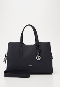 Sac à main en cuir bleu marine avec une finition texturée, deux poignées, une bandoulière détachable et un charm en argent. Design spacieux et structuré.
