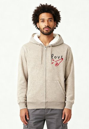 Grijze hoodie met rits en een fleece-voering in de capuchon, voorzakken en geborduurd "love" met een veiligheidsspeld ontwerp op de linkerborst.