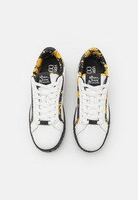 Versace Jeans Couture FONDO COURT SHOES  - Sneakers - white/multi-coloured