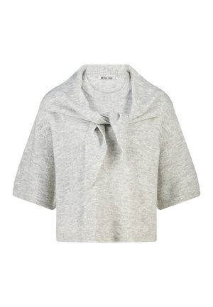 Hellgrauer gestrickter Pullover mit kurzen Ärmeln und einem passenden, gestrickten Schal, der locker um den Halsausschnitt drapiert ist.